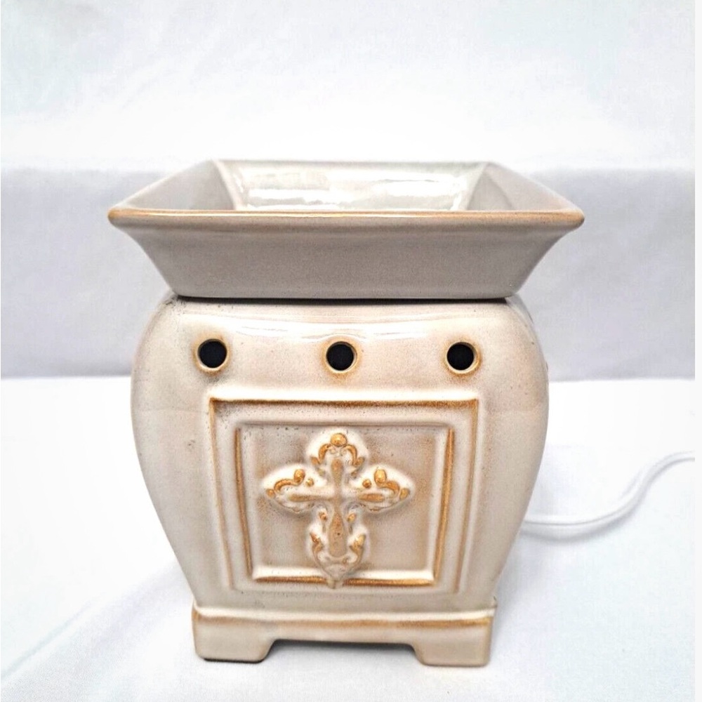 Scentsy Cream and Gold Wax Warmer with French Accents